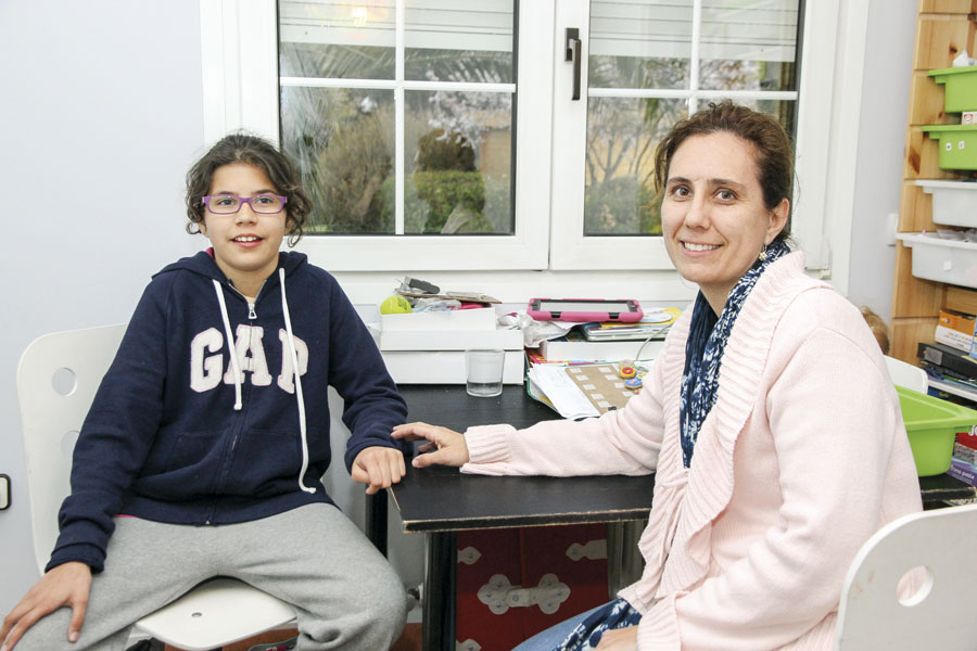 Norma Alhambra, presidenta de la Asociación Síndrome de Phelan-McDermid, con su hija Lorena, una de las 115 personas diagnosticadas en España con esta enfermedad.