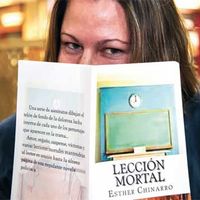 La escritora y vecina de Boadilla Esther Chinarro con su libro, disponible a través de Amazon. Imagen de Emilio Navas.