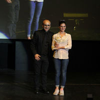 El director del festival, Salvador Jiménez, entregó el primer premio a una de las protagonistas de Apolo 81.