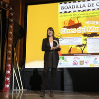 El director del festival, Salvador Jiménez, entregó el primer premio a una de las protagonistas de Apolo 81.