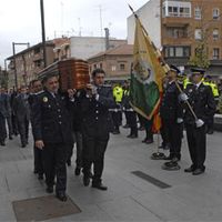 Compañeros y familiares del fallecido durante el traslado del féretro con sus restos.