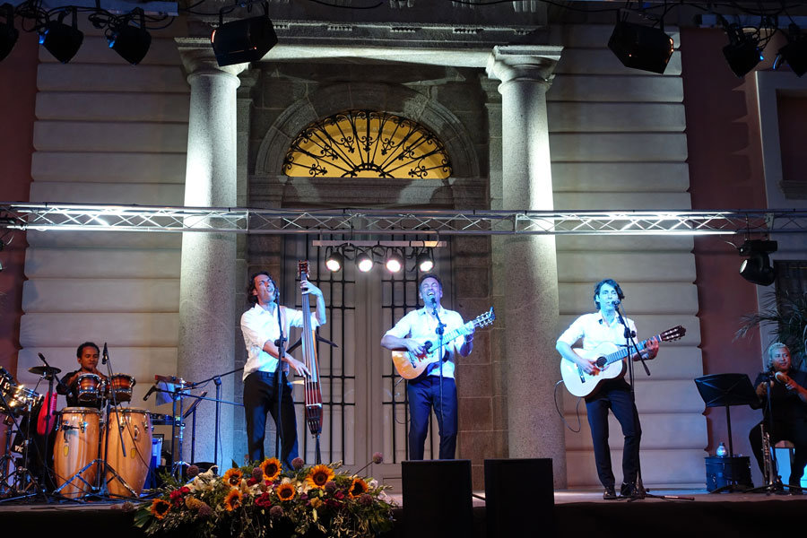 Más de 1.500 personas en el concierto de Café Quijano