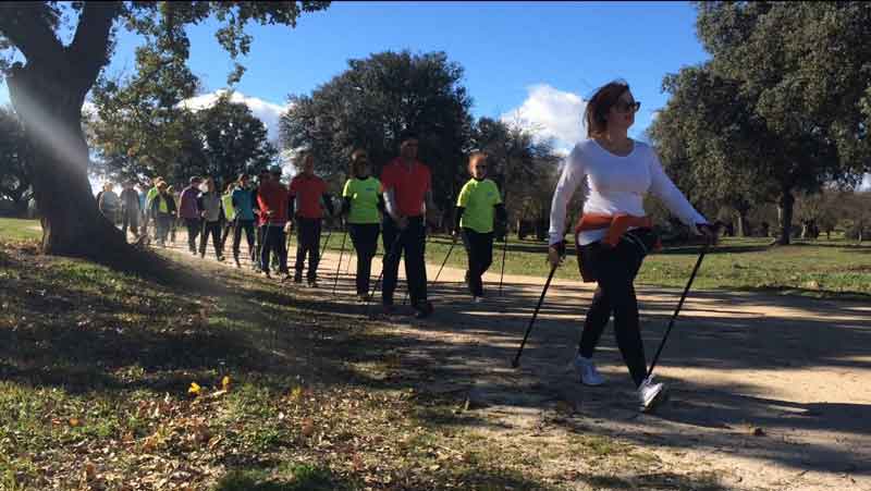 Un centenar de participantes en nordic walking