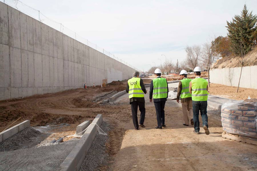 Foto durante la visita del alcalde a las obras.