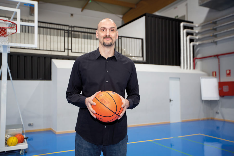 Zan Tabak, ex jugador de la NBA, monta escuela aquí