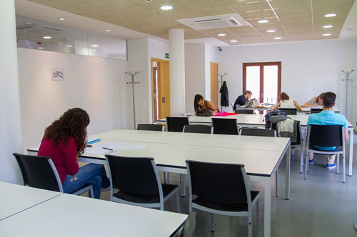 Bibliotecas hasta las 12 de la noche en la época de exámenes.