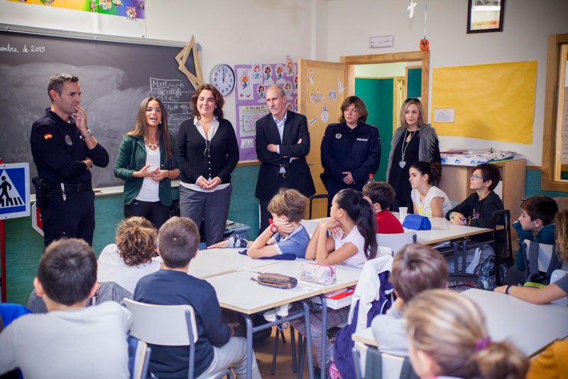 Policía Tutor de Boadilla durante su visita a los alumnos del Colegio Ágora.