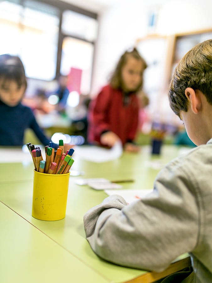 Niño en clase