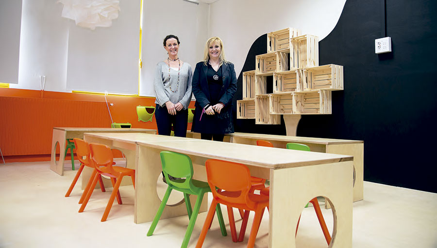 Isabel Palacios, directora del colegio Agora International School Madrid, y Pilar Gutiérrez, coordinadora de Infantil y Primaria en el nuevo aula de creatividad.