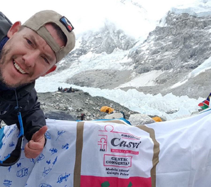 La bandera del Casvi ondea en el Everest.