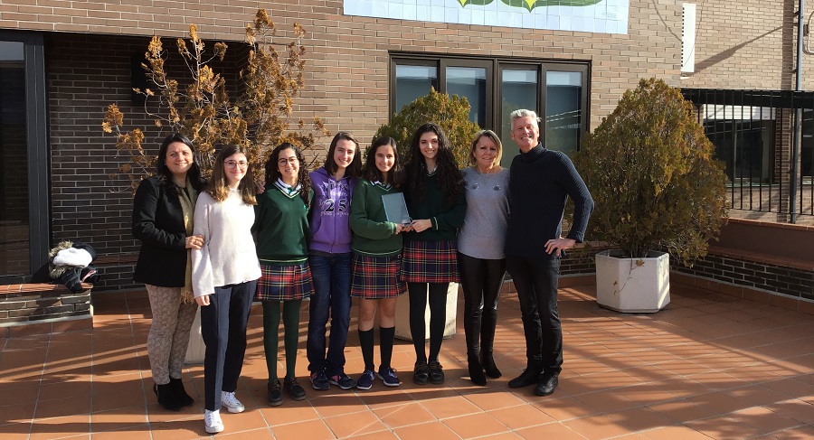 Alumnas del Mirabal ganan la Liga de Debate en inglés.