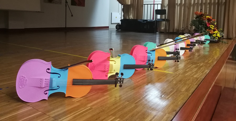 Concierto benéfico en el Mirabal con violines 3D.