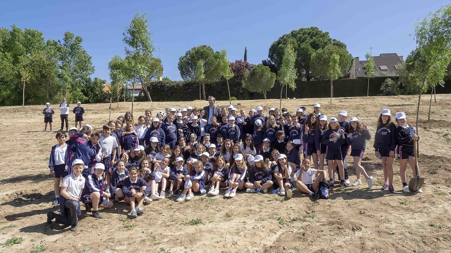 Los escolares plantan 200 árboles.