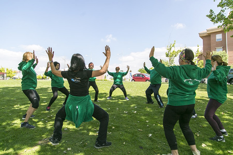 Yoga y taichi al aire libre para los mayores.