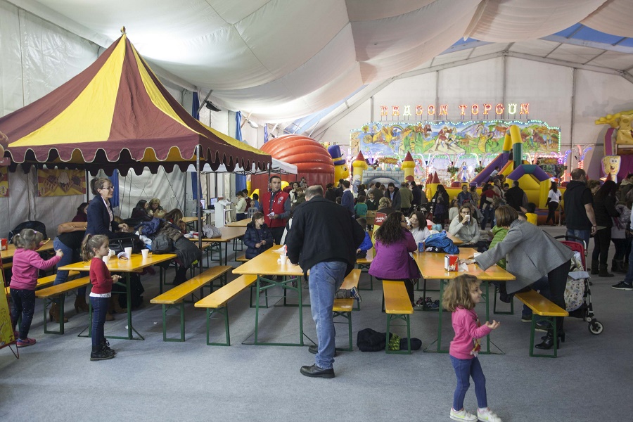 La carpa de Navidad abre sus puertas: fiesta y diversión para niños y jóvenes.