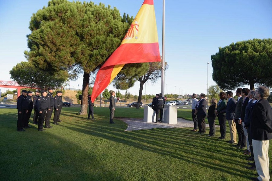 Izado de bandera por la unidad de España.