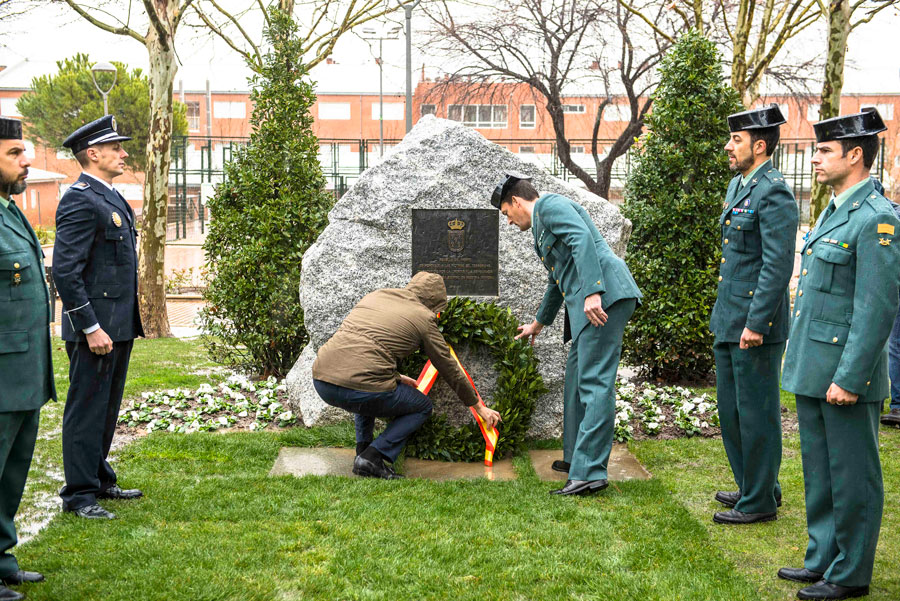 Boadilla rinde homenaje a las víctimas del terrorismo con una ofrenda floral y un minuto de silencio