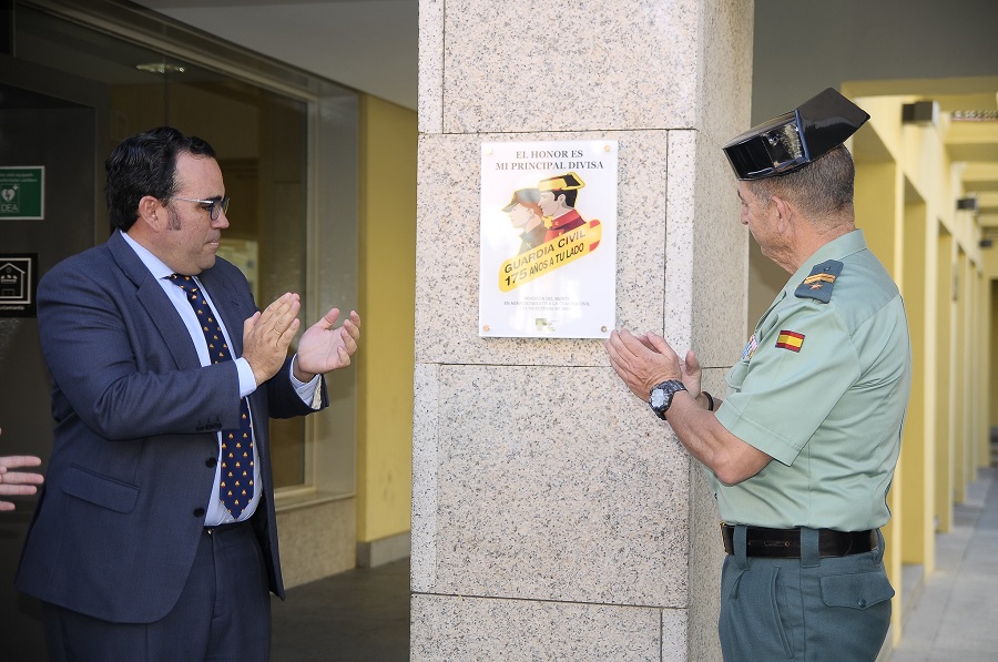 Placa en homenaje a la Guardia Civil.