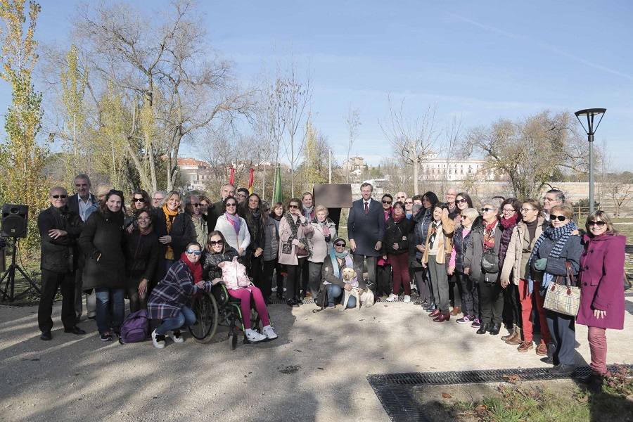 Un monolito reconoce el voluntariado en Boadilla.