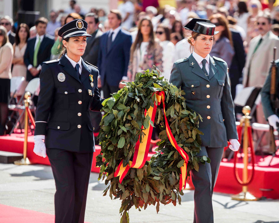 Miles de vecinos rinden homenaje a la bandera