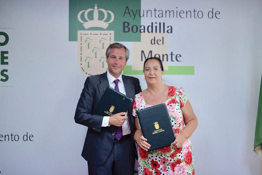 Maite Araluce y el Antonio González Terol firman el convenio de colaboración