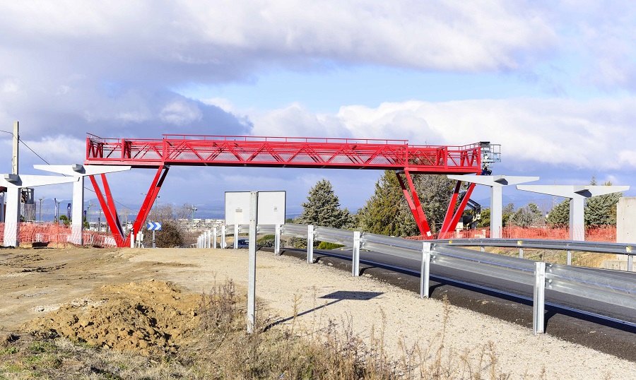 Instalada la tercera pasarela de la M-513.