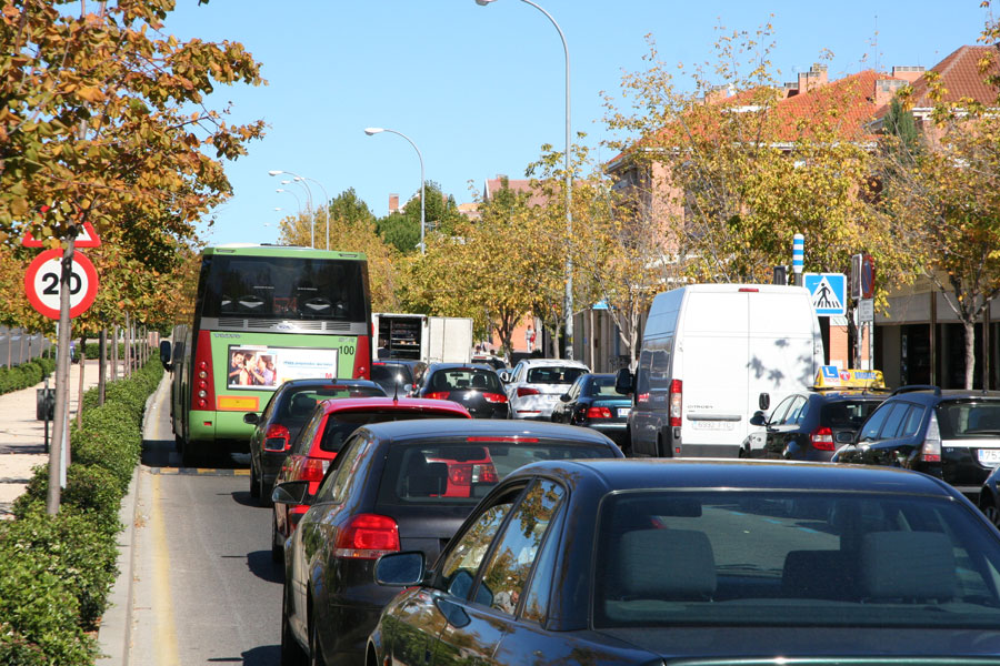 Tráfico en la avenida del Infante don Luis.