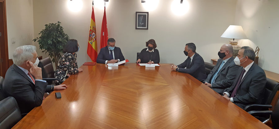 Firma del convenio hoy entre la Comunidad de Madrid y el Colegio de Registradores para luchar contra la okupacion