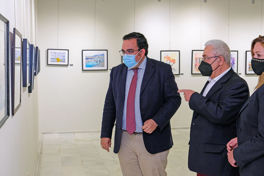 El alcalde de Boadilla del Monte, Javier Úbeda, y la concejal de Cultura, Mª Ángeles Martínez, en la apertura de la muestra, el pasado 23 de abril El alcalde de Boadilla del Monte, Javier Úbeda, y la concejal de Cultura, Mª Ángeles Martínez, en la apertura de la muestra, el pasado 23 de abril