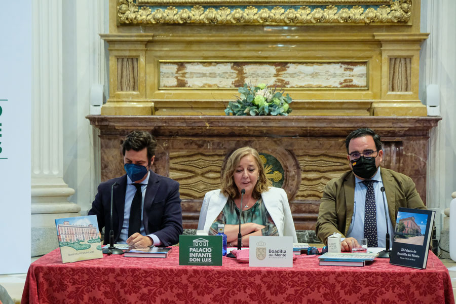 Javier Úbeda (dcha.), alcalde de Boadilla, junto con Paloma Olmedo, presidenta de la Asociación Amigos del Palacio; y José Sánchez Lobato, concejal responsable del área de Patrimonio, ayer en la presentación del libro Erase una vez un palacio