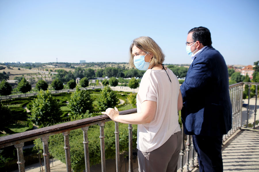 La consejera de Cultura de la Comunidad de Madrid, Marta Rivera de la Cruz, con el alcalde de Boadilla del Monte esta mañana