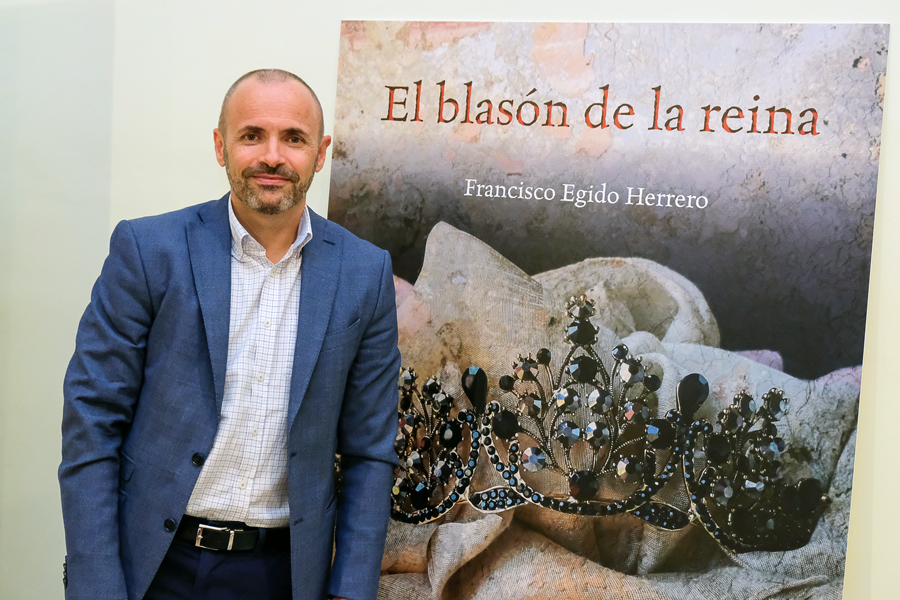 El periodista y escritor Francisco Egido Herrero presentó ayer en el palacio de Boadilla del Monte su última novela: El blasón de la reina. 