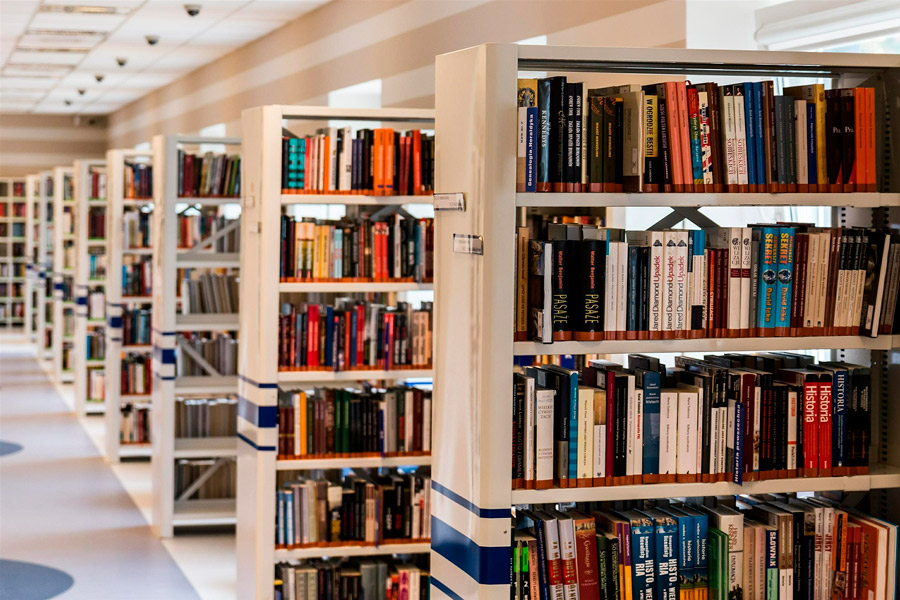El PSOE de Boadilla del Monte propone una 'librería humana' en la biblioteca muncicipal