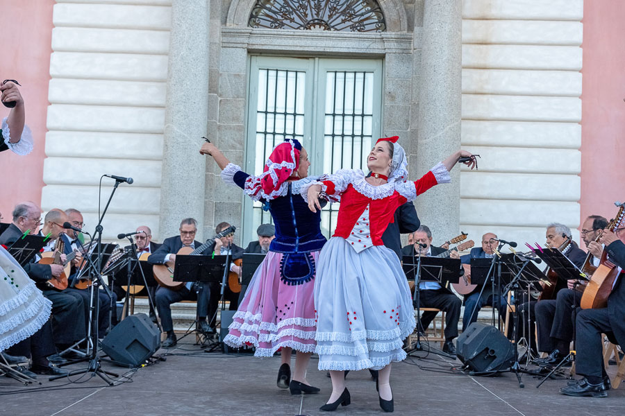 Actuación de la Orquesta de pulso y púa 5º traste y el Ballet de Pilar Domínguez en los jardines del palacio de Boadilla del Monte