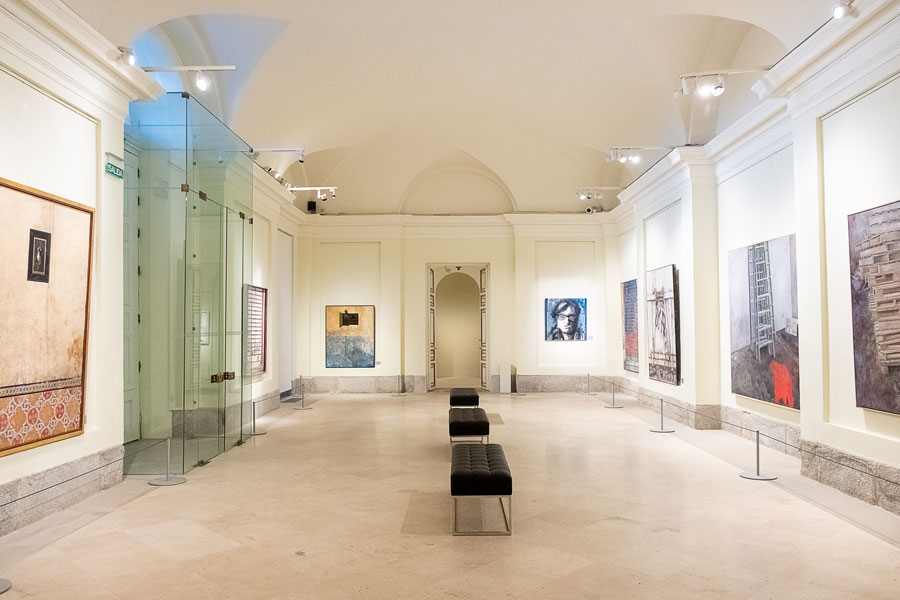 Exposición del pintor Cristóbal Olmedo en la sala de exposiciones del Palacio del infante don Luis, en Boadilla del Monte (Madrid)