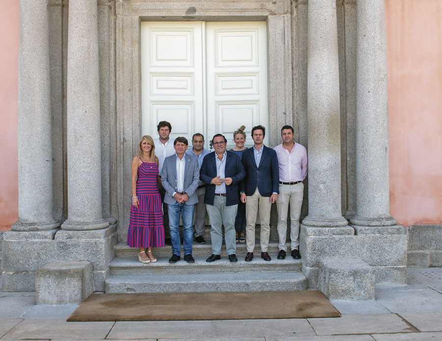 Los alcaldes de Arenas de San Pedro y Boadilla del Monte, con varios concejales de sus equipos, durante una visita al palacio de Boadilla para preparar el hermanamiento de ambas localidades
