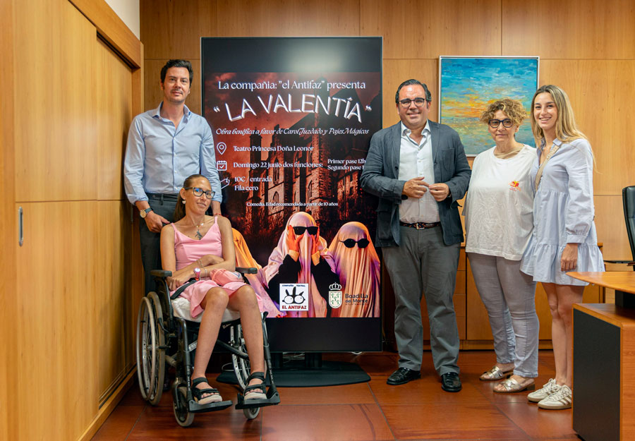 El alcalde, Javier Úbeda, con Carolina Juzdado, las representantes de la ONG Pajes Mágicos y el concejal de Comercio y Asociaciones