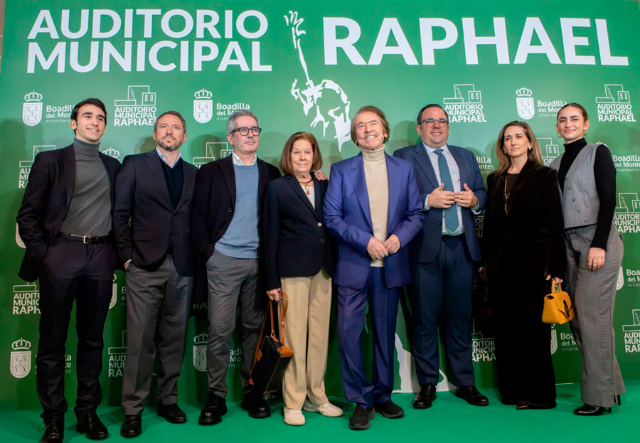Raphael y su familia asisten al homenaje que se rindió al artista en el Auditorio de Boadilla del Monte que lleva su nombre