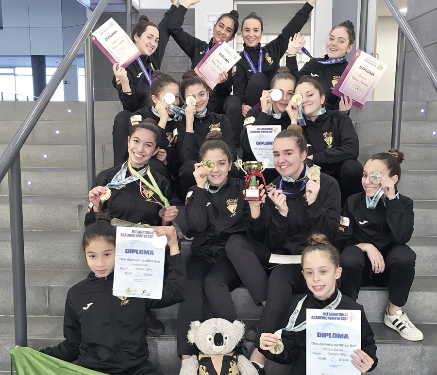 Las 14 jóvenes gimnastas del Goldiam Boadilla Club de Gimnasia Rítmica Boadilla. 