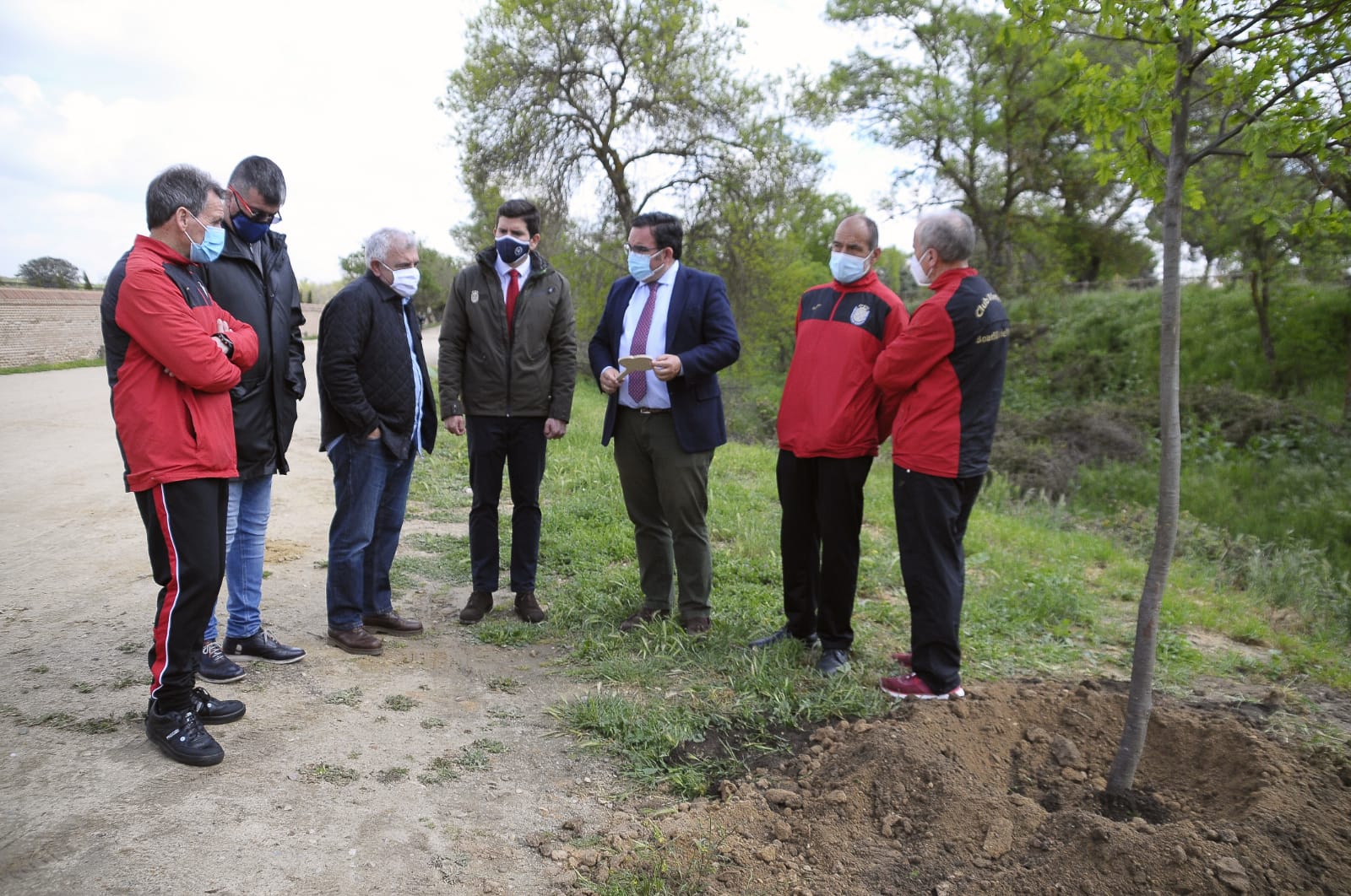 Un árbol plantado en recuerdo de Josu, ex integrante del Club de Atletismo de Boadilla del Monte