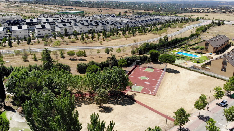 Pista deportiva de la calle Cabo de Peñas (El Pastel), en Boadilla del Monte