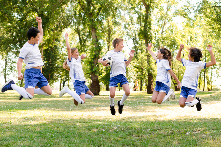 La Comunidad de Madrid permite quitarse la mascarilla en los centros educativos para hacer deporte al aire libre 