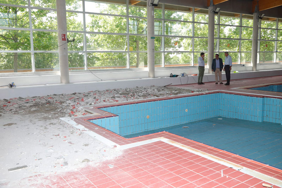En marcha la reforma de las playas de la piscina municipal de Boadilla del Monte