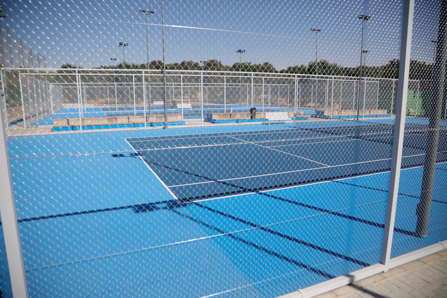 Renovado el pavimento de las pistas de tenis del Polideportivo Ángel Nieto