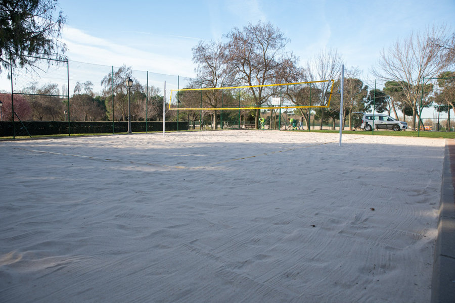 El parque Juan Pablo II cuenta con la primera pista de vóley playa de Boadilla