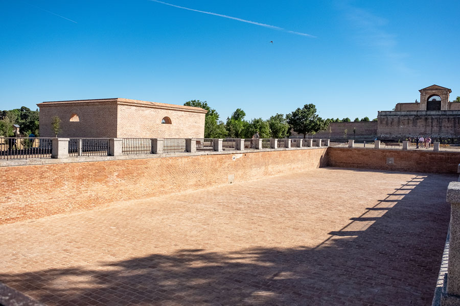 Plantación de árboles en los alrededores del palacio de Boadilla del Monte