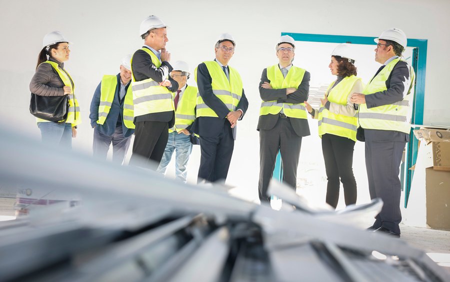 El consejero de Educación, Enrique Ossorio, visita las obras de ampliación del IES Isabel la Católica de Boadilla del Monte