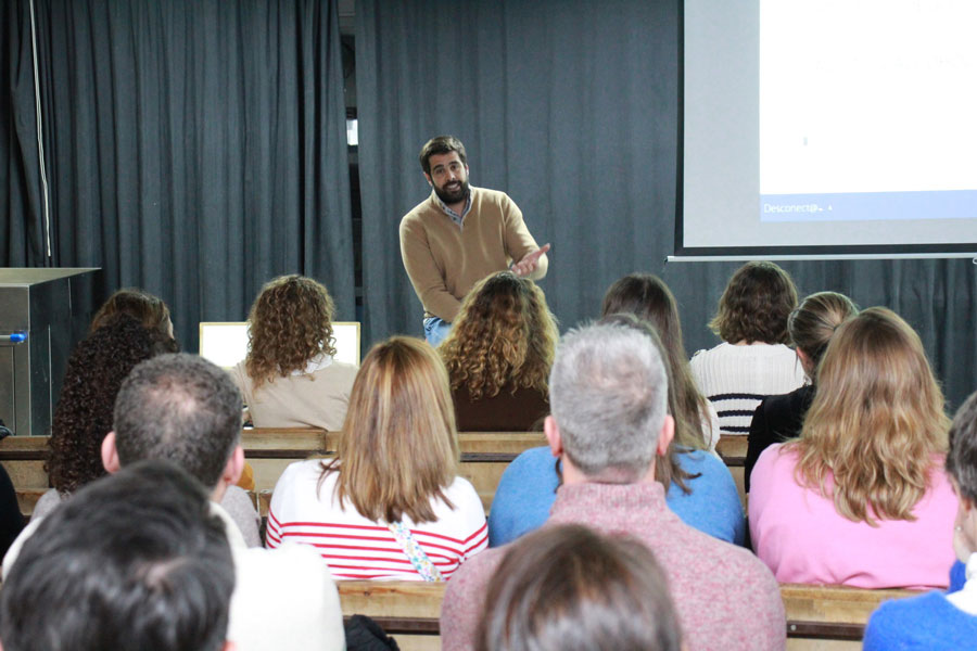 Exito de la charla sobre adicción al móvil en el Colegio Virgen de Europa de Boadilla del Monte