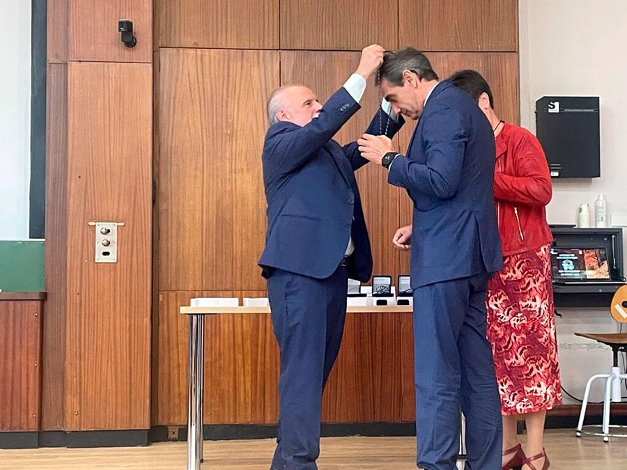 Juan Luis Yagüe, director de Casvi, condecorado en reconocimiento a su trayectoria educativa