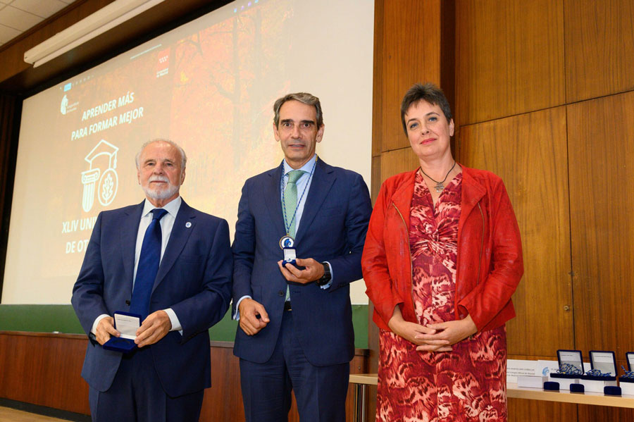 Juan Luis Yagüe, director de Casvi, condecorado en reconocimiento a su trayectoria educativa
